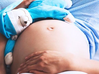 Είσαι έγκυος; Αυτές είναι οι καλύτερες και οι χειρότερες θέσεις ύπνου (vid)