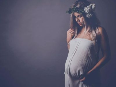 Γυναίκες φωτογραφίζονται με φουσκωμένη κοιλίτσα και γιορτάζουν την εγκυμοσύνη τους (pics)