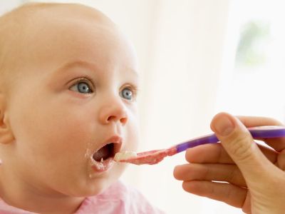 Είναι έτοιμο το μωρό για στερεές τροφές; Τρία σημάδια που συχνά παρερμηνεύουμε