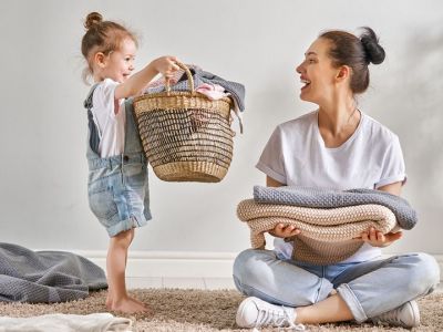 Έξι εύκολες δουλειές του σπιτιού που μπορούν να κάνουν τα νήπια