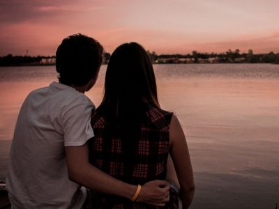 10 σημάδια ότι το αγόρι σου έχει κολλήσει πάνω σου