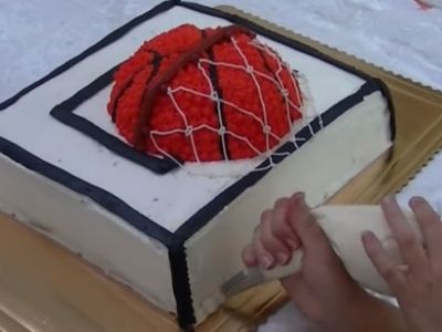 Υπέροχη τούρτα γενεθλίων για τους μικρούς λάτρεις του μπάσκετ (vid)