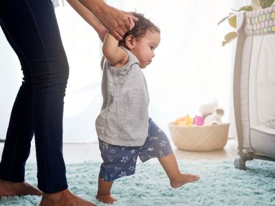 Aσκήσεις για μωρά εννέα έως δώδεκα μηνών που βοηθούν στα πρώτα τους βήματα (vid)