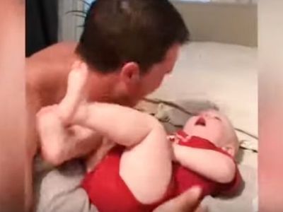 Τι συμβαίνει όταν ένας μπαμπάς προσέχει το μωρό; Δείτε το αστείο βίντεο (vid)