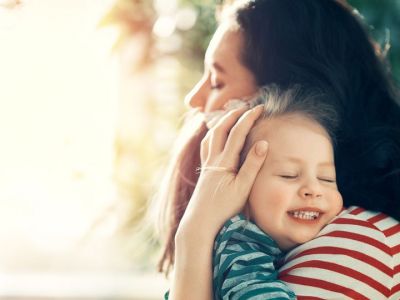 Όσο πιο πολύ αγκαλιάζουμε τα παιδιά τόσο αναπτύσσεται ο εγκέφαλός τους σύμφωνα με νέα έρευνα