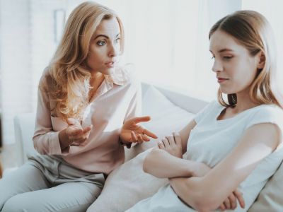 Εφηβεία: Η κόρη μου έχει σχέση με μεγαλύτερο, τι να κάνω;