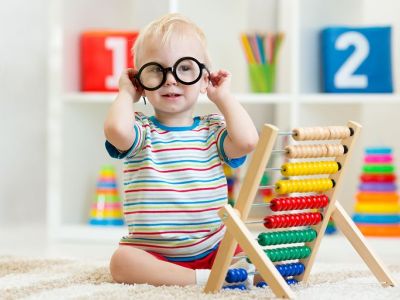 5+1 απρόσμενα σημάδια που δείχνουν ότι μεγαλώνετε μία μικρή ιδιοφυΐα