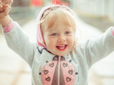 Τι μπορεί να κάνει ένα νήπιο 2 ετών στην αδρή κινητικότητα;