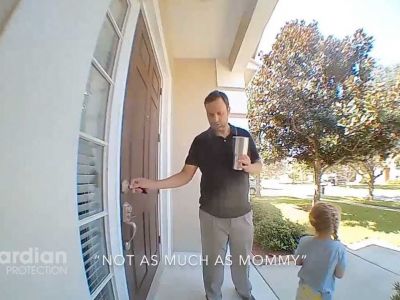 Μπαμπάς και κόρη σε ένα απολαυστικό στιγμιότυπο - Τι κατέγραψε η security camera; (vid)