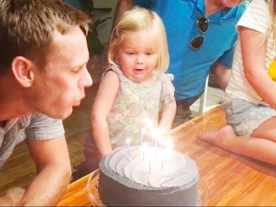 Μπαμπάδες βοηθούν τα παιδιά τους να σβήσουν το κεράκι της τούρτας - Δείτε όμως τι συμβαίνει (vid)