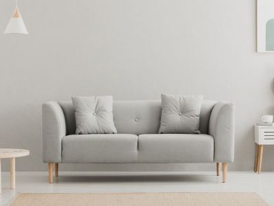 Επτά τρόποι για να πετύχετε την τέλεια διακόσμηση του γκρι καναπέ (vid)