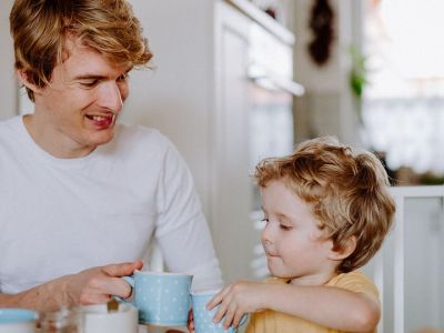 Νέα έρευνα αποδεικνύει ότι οι μπαμπάδες καθορίζουν τις καλές διατροφικές συνήθειες των παιδιών