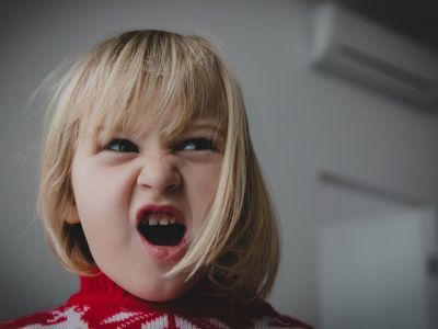 Γιατί το παιδί μου είναι επιθετικό; (vid)