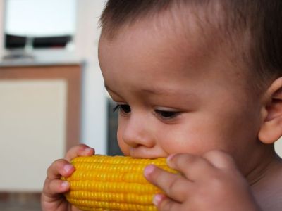 Πότε μπορεί ένα μωρό να φάει καλαμπόκι;