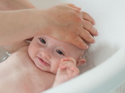 Πώς κάνουμε μπάνιο το νεογέννητο - Ένα βίντεο με απαντήσεις σε κάθε πιθανή σας ερώτηση (vid)