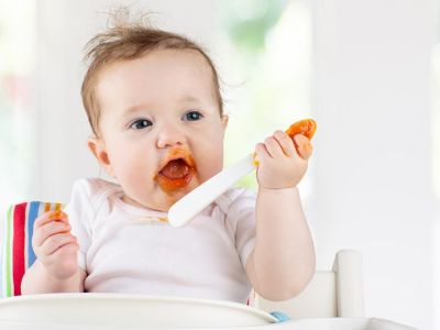 Τέσσερις μύθοι για τις στερεές τροφές στη διατροφή του μωρού