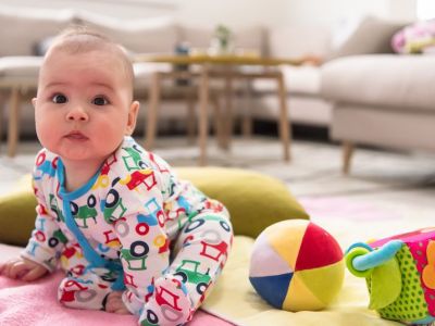 4 tips για να βοηθήσετε το μωρό σας να μάθει να κάθεται μόνο του & τι πρέπει να προσέξετε