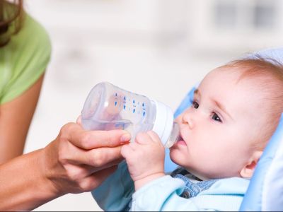 Τελικά πρέπει να δίνουμε νερό στα μωρά κάτω των έξι μηνών;