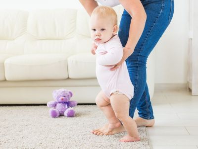 Πώς να βοηθήσετε το μωρό να σταθεί και να περπατήσει