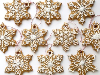 Εντυπωσιακά μπισκότα χιονονιφάδες - Δείτε πώς θα τα διακοσμήσετε (vid)