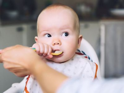 Πέντε superfoods για μωρά και πώς να τα σερβίρετε (vid)