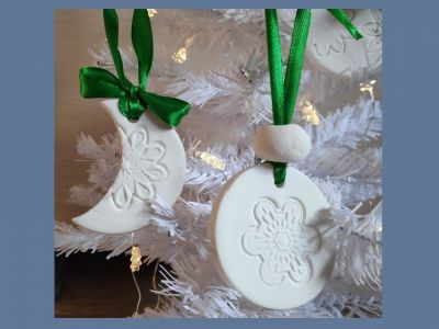 Χριστουγεννιάτικα στολίδια από μαγειρική σόδα – Δείτε πώς θα τα φτιάξετε στο πι και φι (vid)