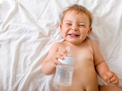 Πότε τα μωρά μπορούν να ξεκινήσουν να πίνουν νερό; (vid)