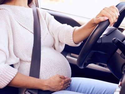 Ασφαλής οδήγηση στην εγκυμοσύνη - Τι πρέπει να προσέξετε; (vid)