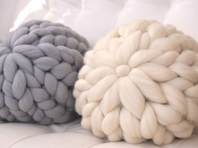 Φτιάξτε πλεκτά μαξιλάρια για τον καναπέ σας σε λιγότερο από 15 λεπτά (vid)