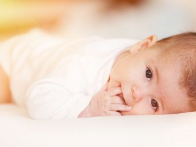 Γιατί η στάση στο πλάι και μπρούμυτα κάνει πιο ευτυχισμένα τα μωρά; (vid)