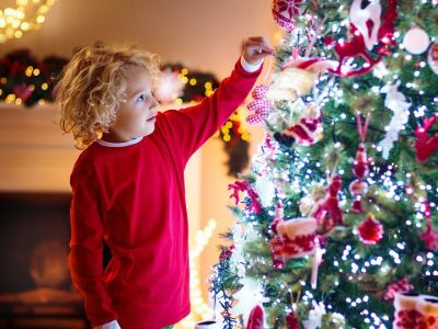 Πώς να κάνουμε το στόλισμα του χριστουγεννιάτικου δέντρου αξέχαστο για τα παιδιά;