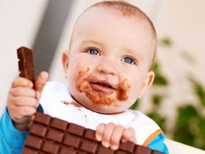 Πότε κάνει τα μωρά να φάνε σοκολάτα και ποια είναι τα οφέλη από την κατανάλωσή της;