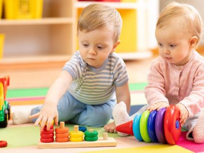 Τέσσερις τρόποι για να βοηθήσετε το παιδί σας να κάνει φίλους (pics)