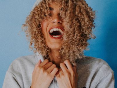 Έτσι θα προστατεύσεις τις μπούκλες σου για να μη φριζάρουν ποτέ ξανά