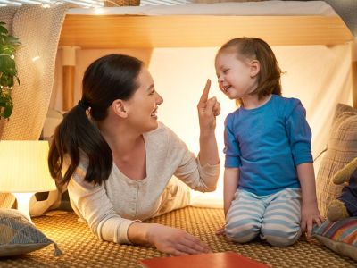Πέντε απολαυστικά παιχνίδια που μπορείτε να παίξετε με τα παιδιά σας μέσα στο σπίτι (vid)