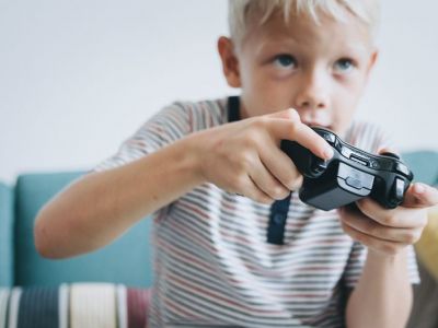 Μήπως το παιδί σας το παρακάνει με τα video games; 3 σημαντικές επιπτώσεις που πρέπει να γνωρίζετε