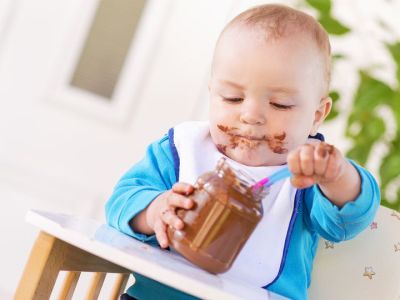 Σκέτη απόλαυση! Δείτε πώς αντιδρά μωράκι που δοκιμάζει για πρώτη φορά σοκολάτα (vid)