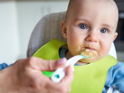 Οι τέσσερις πιο συνήθεις ερωτήσεις για το ξεκίνημα των στερεών τροφών & οι απαντήσεις τους