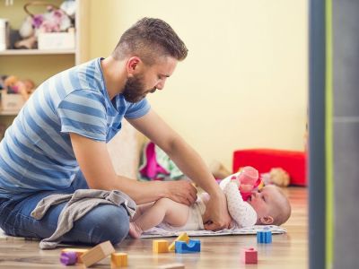 Συμβουλές για μπαμπάδες: Πώς να αλλάξετε την πάνα στην νεογέννητη κορούλα σας