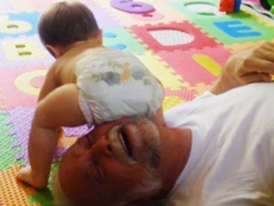 Όταν ο μπαμπάς προσέχει το μωρό - Στιγμές ανεκτίμητης αξίας σε ένα απολαυστικό βίντεο (vid)