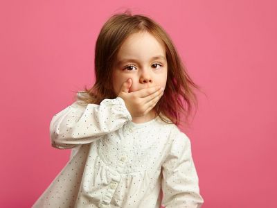 Πώς συμπεριφερόμαστε σε ένα νήπιο που λέει άσχημες λέξεις