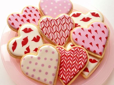 Εύκολοι τρόποι διακόσμησης για εντυπωσιακά μπισκότα Αγίου Βαλεντίνου (vid)