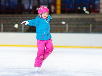 Παγοδρόμια στην Αθήνα: Πού μπορείτε να απολαύσετε ατελείωτες ώρες πατινάζ με τα παιδιά σας;
