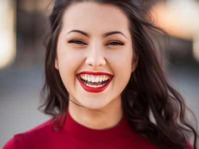 Αυτά είναι τα 5 top hacks για να έχεις πάντα λευκά δόντια