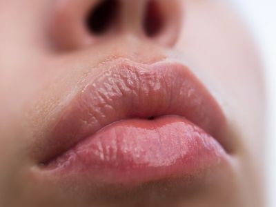 Σπιτικά καλλυντικά: Δες πώς θα φτιάξεις μόνη σου lip balm με κόκκινο χρώμα (vid)