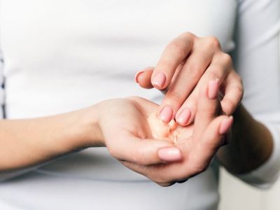 Σπιτική κρέμα για τα χέρια: Πώς θα αντιμετωπίσετε την ξηρότητα