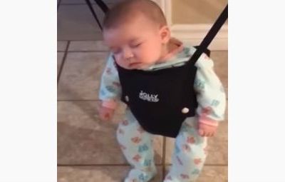 Δείτε πώς αυτός ο μπαμπάς μεταφέρει στην κούνια το μωρό που αποκοιμήθηκε (vid)