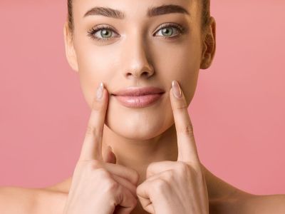 Σπιτικά καλλυντικά: Δες πώς θα φτιάξεις μόνη σου lip balm με ροζ χρώμα (vid)