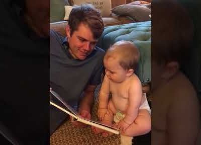 Δείτε ποια είναι η πρώτη λέξη που λέει το μωρό όταν ο μπαμπάς του διαβάζει ένα βιβλίο (vid)