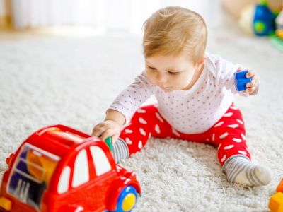 Μάθετε στο μωρό σας να παίζει με τα παιχνίδια του
